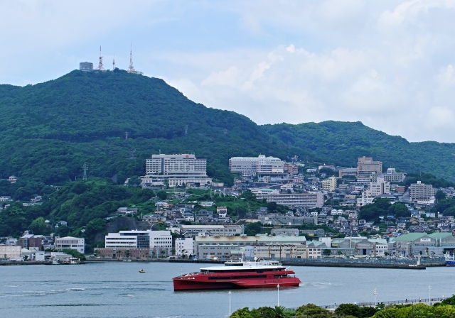 手前の赤い船がJR九州高速船のクイーンビートル